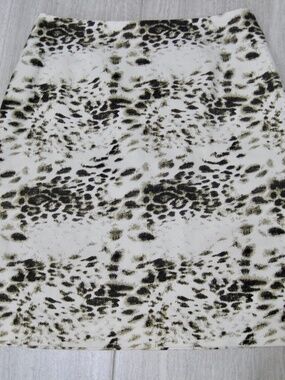 Current-Animal Print Pencil Mid Skirt Size 10. 97% Cotton, 3% Spandex.